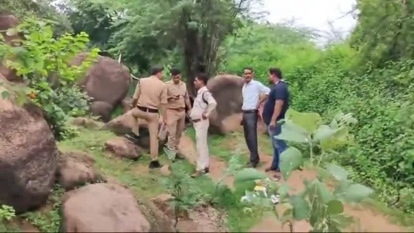 लौंडी: लवकुश नगर में प्रेम सागर तालाब के किनारे ज़ंजीरों से बंधी मिली युवक-युवती की अधजली लाश, जांच में जुटी पुलिस