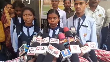 शिक्षकों की मांग को लेकर डीईओ कार्यालय पहुंची बच्चियों को डीईओ ने फटकार लगा दी और जेल भेजने की धमकी दे दी.