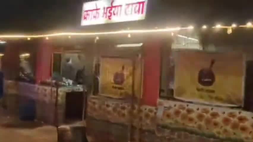 रामपुर बघेलान: सतना नदी के पास स्थित ढाबे में कुत्ते द्वारा प्लेट चाटने का वीडियो हुआ वायरल, इसी प्लेट में लोगों को परोसा जाता है खाना