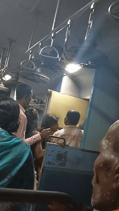 बिहार में जमुई जिले के मननपुर स्टेशन में । जसीडीह to पटना ट्रेन में मारपीट और। वीडियो l 


#BiharNews #news #mana