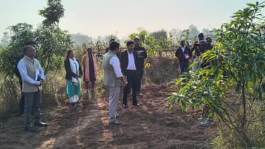 कुमारडुंगी: उपायुक्त और उप विकास आयुक्त ने बाईहातु गांव में बिरसा हरित ग्राम योजना के कार्यों का जायजा लिया