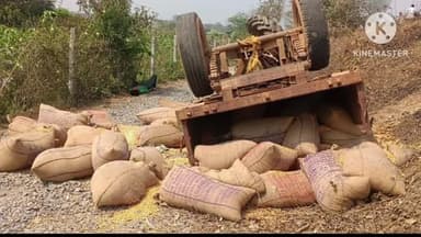 బయ్యారం: బయ్యారం శివారులో మొక్కజొన్న బస్తాల లోడుతో వెళ్తున్న ట్రాక్టర్ అదుపుతప్పి బోల్తా, డ్రైవర్‌కు తీవ్రగాయాలు
