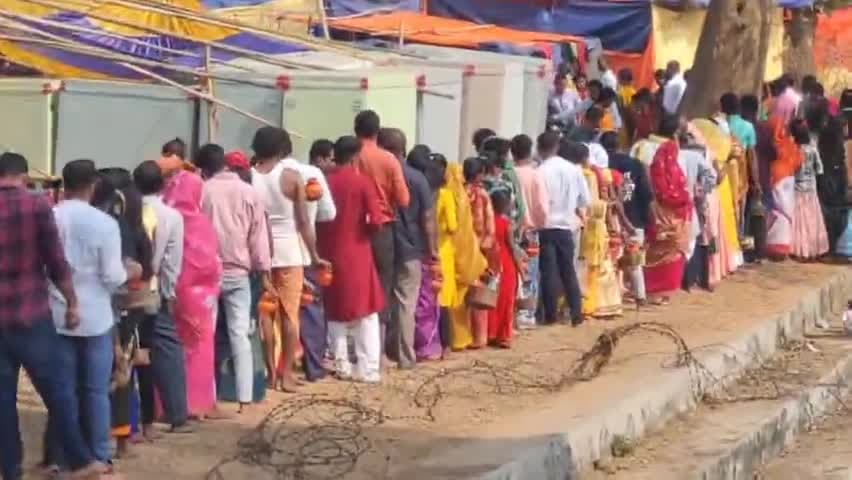 काठीकुण्ड के दीनानाथ मंदिर में महाशिवरात्रि  में पूजा को लेकर श्रद्धालु की लंबी कतार। शिव मंदिर से शिव गंगा तक।
