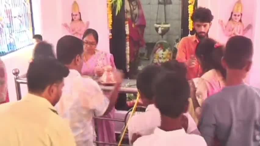 మావల: మహాశివరాత్రి పండుగను పురస్కరించుకొని వన్ టౌన్ పోలీస్ స్టేషన్ శివాలయంలో పూజలు..