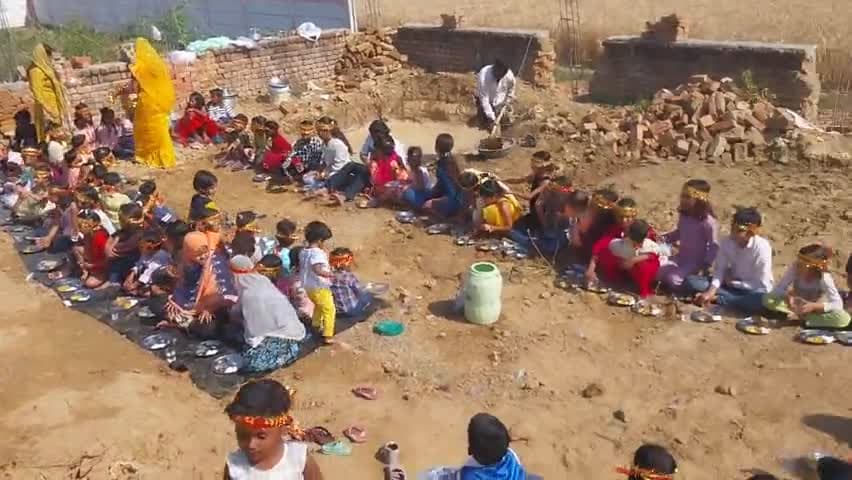 नवरात्रि में खिलाया कन्याओं को भोजन 
#मैनपुरी #आगरा #कानपुर #बेवर #किसनी #कुसमरा