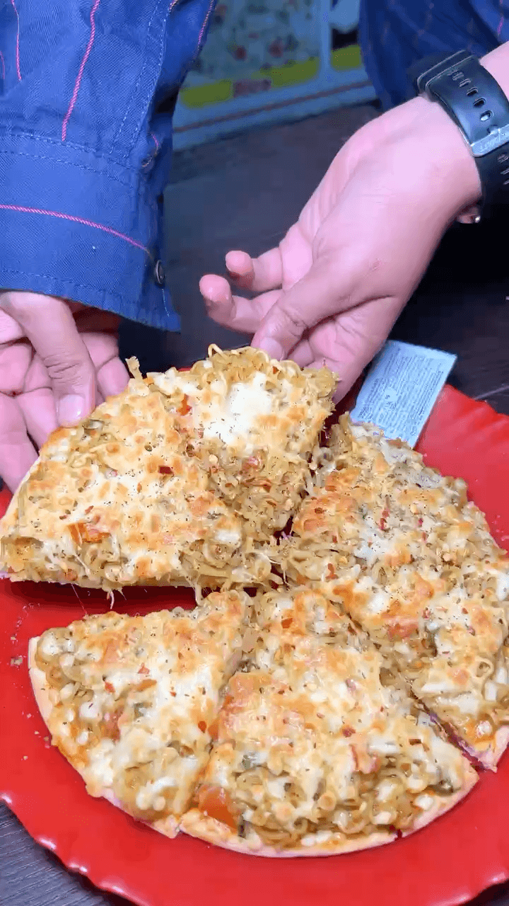 Maggi pizza ka behetreen combination #maggi #pizza #foodblogger #prayagraj