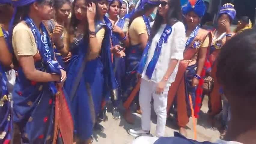 बाबा साहब की शोभा यात्रा में महिलाओं ने लिया बढ़-चढ़ के हिस्सा 
#बेवर #भोगांव #बनकिया #नवीगंज #किसनी #कुसमरा