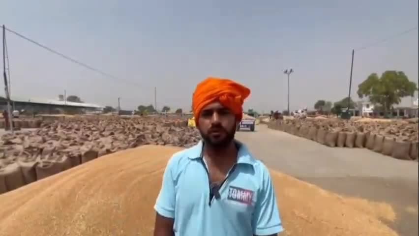 ਮੂਨਕ: ਮੂਣਕ ਦੇ ਕਿਸਾਨ ਨੇ ਕਿਹਾ ਮੈਂ ਸਵੇਰੇ ਆਪਣੀ ਫਸਲ ਲੈ ਕੇ ਮੂਣਕ ਮੰਡੀ ਆਇਆ ਸੀ ਤੇ ਅੱਜ ਹੀ ਮੇਰੀ ਫਸਲ ਬਿਕ ਗਈ ਮੈਂ ਸ਼ਾਮ ਨੂੰ ਘਰ ਜਾ ਸਕਾਂਗਾ
