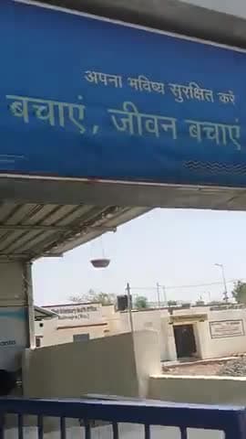 वेदांता ग्रुप के आरो प्लांट के बाहर गंदे नाले से निकलने वाले किचड़ से ग्रामीण परेशान ।