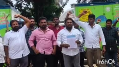 కోటవురట్ల: రేషన్ పంపిణీ వాహనాలను రద్దు చేయాలన్న ప్రభుత్వ నిర్ణయం వెంటనే ఉపసంహరించుకోవాలని ఎండీయు ఆపరేటర్లు కోటఉరట్లలో ధర్నా