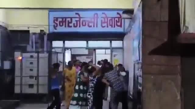 #यूपी के #जौनपुर के ज़िला #अस्पताल में #किन्नरों का तांडव 

#अस्पताल में #घुसकर किन्नरों ने की मारपीट