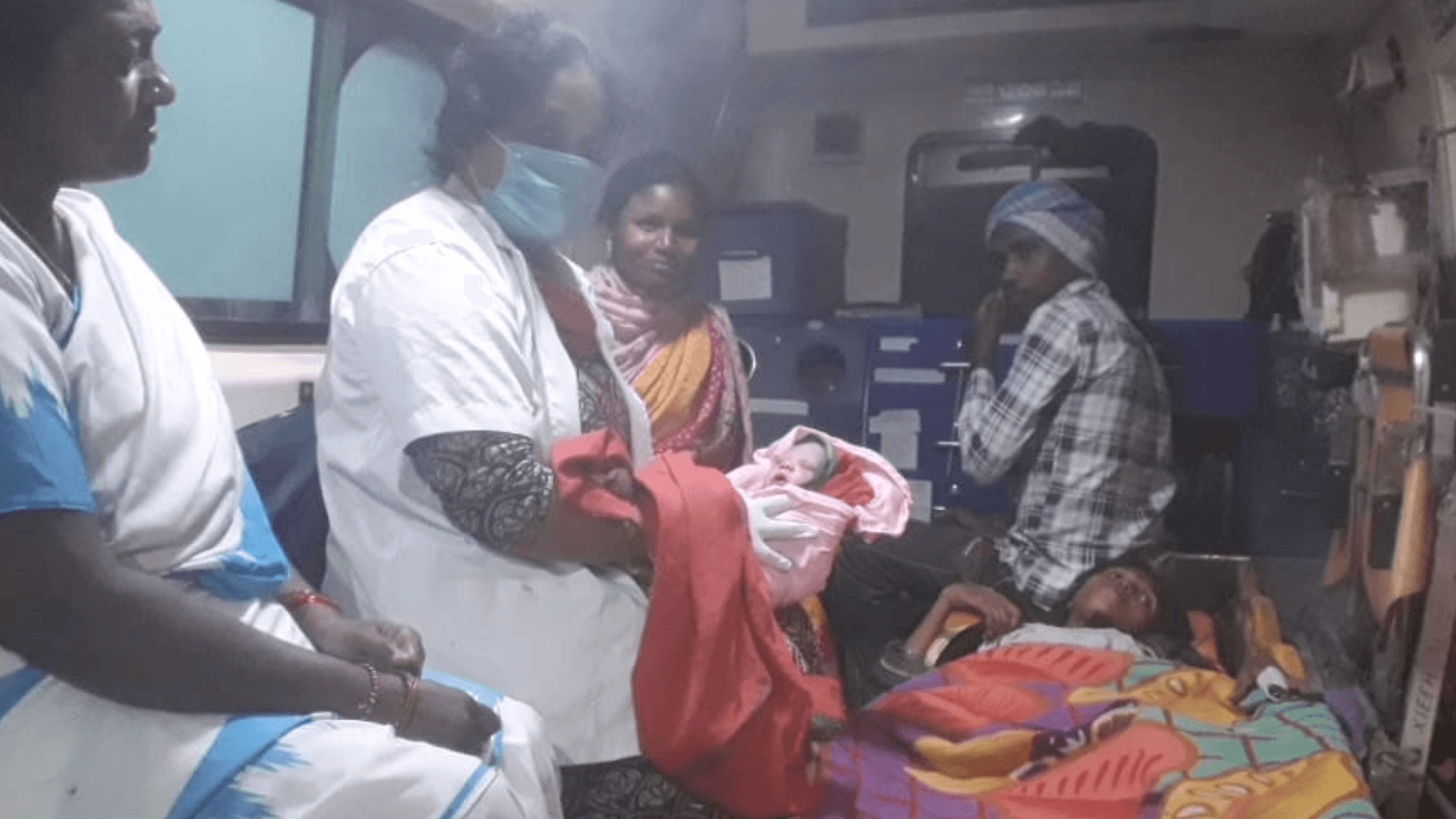 మల్హర్ రావు: 108 వాహనంలో గర్భిణీ స్త్రీ ప్రసవం, తల్లి బిడ్డ, ఇరువురు క్షేమం