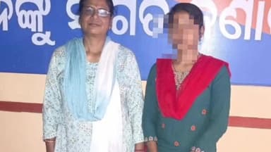 କୁଜଙ୍ଗ: ବାଗୋଇ ଅଞ୍ଚଳ ରୁ ନିଖୋଜ ଥିବା ଯୁବତୀ କୁ ଉଦ୍ଧାର କରି ପରିବାର ଲୋକଙ୍କୁ ହସ୍ତାନ୍ତର କଲା କୁଜଙ୍ଗ ପୋଲିସ