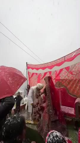 गैरसैण: गैरसैंण क्षेत्र में बर्फबारी के बीच निकली बारात, दूल्हा-दुल्हन की हुई जयमाला