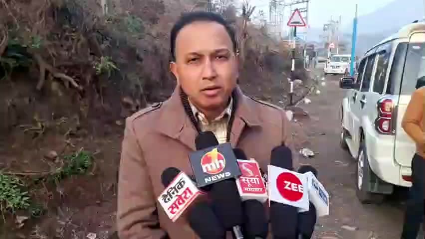 पांगणा: भारी बर्फबारी से मंडी के ऊपरी इलाकों में जनजीवन ठप, मंडी-करसोग मार्ग बंद, 7 जेसीबी रेस्टोरेशन में तैनात: एसडीएम अमर नेगी