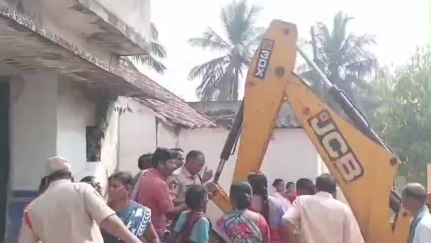 ఎలమంచిలి: రాంబిల్లి మండలంలో ఇల్లు కూల్చివేతను అందుకున్న గ్రామస్తులు