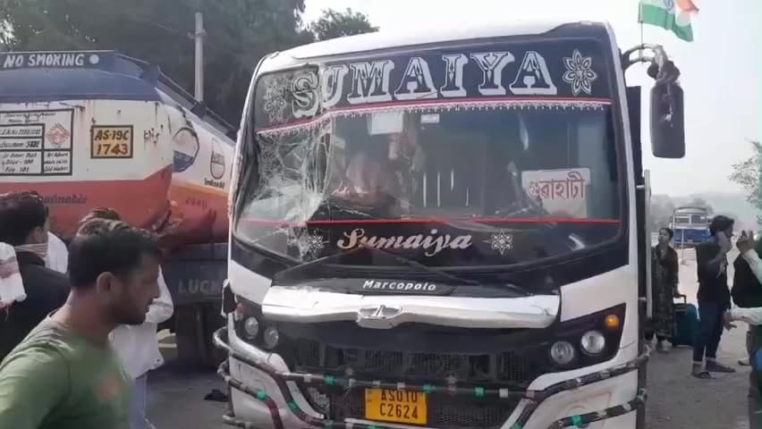 বইটামাৰী: খগৰপুৰত তীব্ৰবেগী বাছ আৰু পানী কঢ়িয়াই নিয়া গাড়ীৰ মাজত সংঘৰ্ষ,ঘটনা সংঘটিত কৰি পলায়ন কৰে বাছৰ চালক,উপস্থিত আৰক্ষীৰ দল