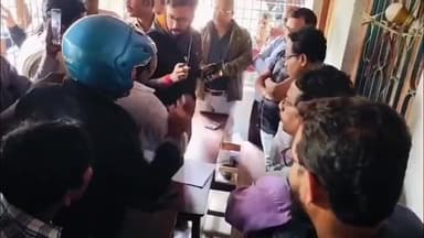 বাদুড়িয়া: ঈশ্বরী গাছা স্কুলে স্টাম্প-কেলেঙ্কারি! বাদুড়িয়ায় ভোটার তালিকার শুনানি কেন্দ্রে তুলকালাম,