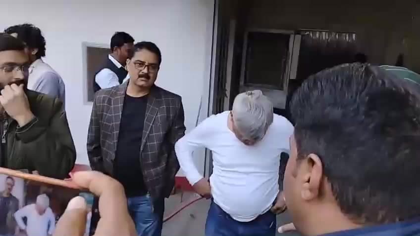 एक सवर्ण ने क्यों उतारी शर्ट सुनिए पूरी कहानी सरकार के खिलाफ क्या बोला