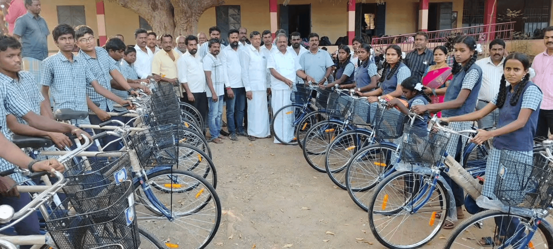 நல்லம்பள்ளி: பள்ளிக்கு ஆய்வக உபகரணங்களை வழங்கி, இலவச மிதிவண்டி வழங்கும் நிகழ்வை தருமபுரி சட்டமன்ற உறுப்பினர் எஸ்.பி. வெங்கடேஸ்வரன் வழங்கினார்