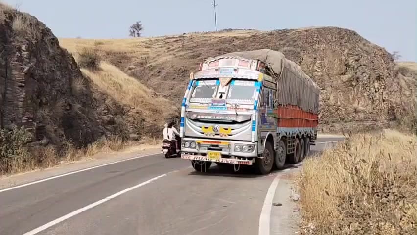 खंडाळा: सालपे घाटात अवजड वाहन बंद पडल्याने वाहतूक ठप्प; वाहनधारकांची तातडीच्या उपाययोजनांची मागणी