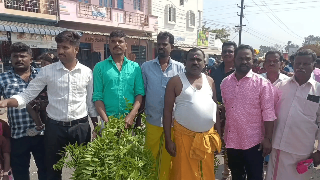 நல்லம்பள்ளி: பாகவ அள்ளி கிராமத்தில் பழைய ஊர் மாரியம்மன் திருக்கோவிலில் பால்குடம் ஊர்வலம் நடந்தது.