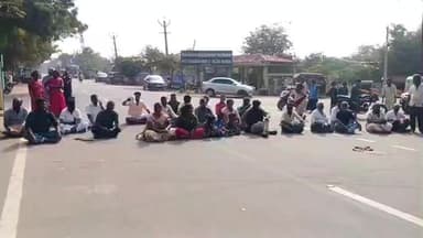 காளையார்கோவில்: மர்ம வாகனம் மோதி பேக்கரி மாஸ்டர் உயிரிழப்பு
அடையாளம் தெரியாத வாகனம் மீது நடவடிக்கை கோரி உறவினர்கள் மறியல்