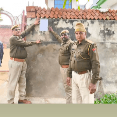 रैणी: उलाहड़ी गांव में मुंडावर थाना पुलिस ने गैंगस्टर एक्ट में वांछित अपराधी के घर पर किया चस्पा नोटिस
