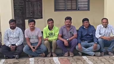 ಹುನಗುಂದ: ಪಟ್ಟಣದಲ್ಲಿ ಹೊರಗುತ್ತಿಗೆ ನೌಕರರಿಂದ ಧರಣಿ,ಬಾಕಿ ವೇತನ ನೀಡುವಂತೆ ಒತ್ತಾಯ