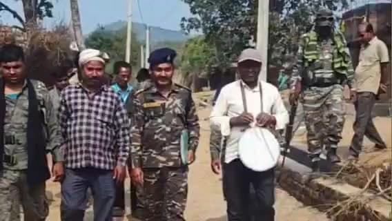 पांडू: झरना खुर्द में पुलिस ने ढोल-नगाड़ों के साथ फरार अभियुक्त के घर और गांव में इश्तिहार चिपकाया