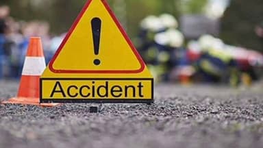 अक्कलकोट: रिलायन्स पेट्रोल पंप जवळील पुलावर कारच्या धडकत दोघांचा मृत्यू, एकजण गंभीर जखमी