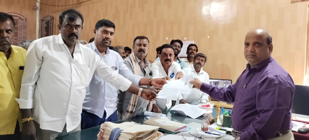 ಗುಡಿಬಂಡೆ: ತಿರುಮಣಿ ಗ್ರಾಮದ ಸರ್ವೆ ನಂಬರ್ 36ರಲ್ಲಿ ಕ್ರಷರ್ ಆರಂಭಿಸುವುದನ್ನು ಕೂಡಲೇ ನಿಲ್ಲಿಸಬೇಕು ಎಂದು ತಹಶೀಲ್ದಾರ್ ಗೆ ಮನವಿ