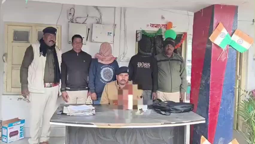 केवटी रनवे: केवटी थाना क्षेत्र के रनवे पुरानी चौक पर पुलिस ने कार्रवाई करते हुए दो शराब कारोबारियों को किया गिरफ्तार