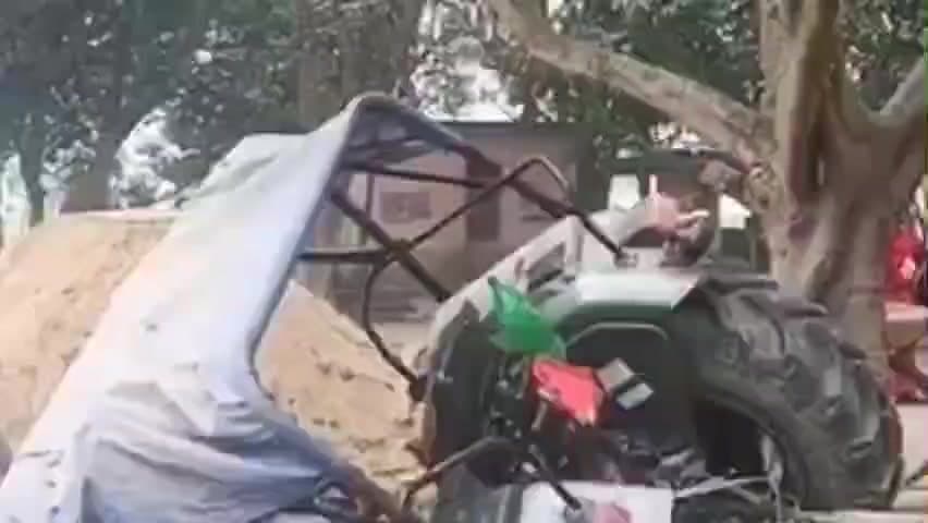 गौनहा: सहोदरा थाना क्षेत्र की जमुनिया-नरकटियागंज मुख्य सड़क पर शनिवार को एक बाइक सवार को बचाने के प्रयास में ट्रैक्टर पलटा