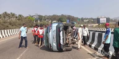 खेड: भरणे, जगबुडी पुलावर कार संरक्षक कठड्याला धडक देऊन पलटली