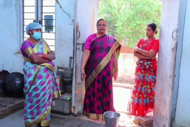 దుబ్బాక: లచ్చపేట తెలంగాణ మోడల్ స్కూల్ బాలికల వసతి గృహాన్ని సందర్శించి మధ్యాహ్న భోజన ప్రక్రియ పరిశీలించిన కలెక్టర్ హైమావతి