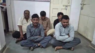 ગીર ગઢડા: પીછવી ગામે રહેણાક મકાનના પાછળ બાવડની કાંટમા જાહેરમા જુગાર રમતા 5 ઇસમોને ગીરગઢડા પોલીસે 48,270ના મુદામાલ સાથે ઝડપી લીધા