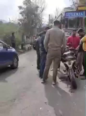 चच्योट: गोहर के लेहोटी में निजी बस और तेज रफ्तार बाइक की आमने-सामने टक्कर, बाइक सवार 2 युवक घायल, मौके का वीडियो आया सामने