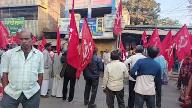 বান্দোয়ান: বৃহস্পতিবার দেশ ব্যাপী শিল্প সাধারণ ধর্মঘটের সমর্থনে বান্দোয়ান শহরে মিছিল করলো CITU