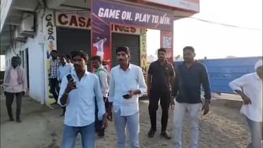 ఎల్కతుర్తి: ఎల్కతుర్తి మండల కేంద్రంలో వైన్ షాప్ ముందు మద్యం ప్రియుల ఆందోళన