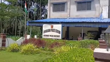 হিঙ্গলগঞ্জ: লেবুখালী ফেরিঘাট এলাকায় নাকা চেকিং চালিয়ে সন্দেহ ভজন তিন যুবককে আটক করল হিঙ্গলগঞ্জ থানার পুলিশ
