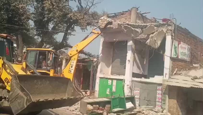 शाहकुंड: शाहकुंड मुख्य बाजार में आईएएस जतिन कुमार के निर्देश पर प्रशासन का दूसरे दिन भी चला बुलडोजर