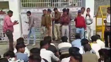 हंडिया: स्वामी विवेकानंद कॉलेज में शिक्षक बने बीजेपी नेता, SC, ST एवं आदिवासी संगठनों ने हटाने की मांग की