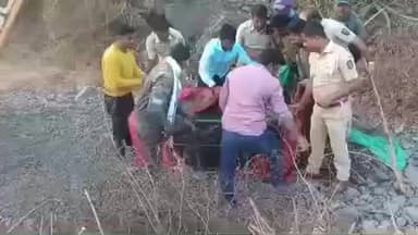 किनवट: दयाल धानोरा येथील शेतकऱ्यावर हल्ला करणाऱ्या अस्वलाला जेरबंद करण्यात वनविभागाला आले यश
