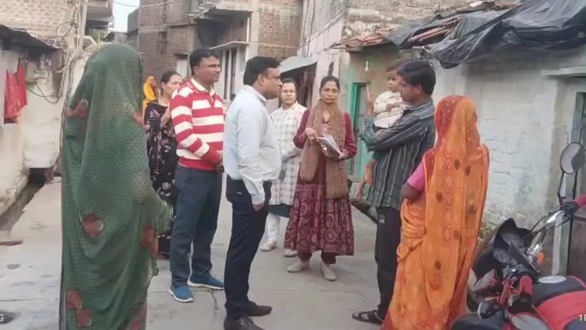 खुजनेर: मऊ गांव में उल्टी-दस्त की शिकायत पर स्वास्थ्य विभाग की टीम उपचार करने पहुंची