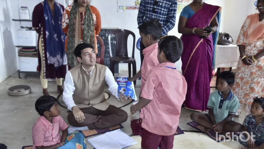 दरभा: बंकेपारा आंगनवाड़ी केंद्र में कलेक्टर आकाश छिकारा ने बच्चों के बीच बैठकर वजन त्यौहार का लिया जायजा
