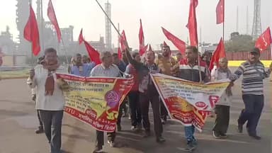 হলদিয়া: দেশজুড়ে ধর্মঘটের মিশ্র প্রতিক্রিয়া হলদিয়া শিল্পাঞ্চলে IOC,HPLকারখানার গেটে মিছিল CITU