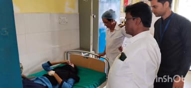 উলুবেড়িয়া ১: উচ্চ মাধ্যমিক ইংরেজি পরীক্ষা চলাকালীন পরীক্ষা কেন্দ্রে অসুস্থ  এক ছাত্রী,ভর্তি উলুবেড়িয়া হাসপাতালে