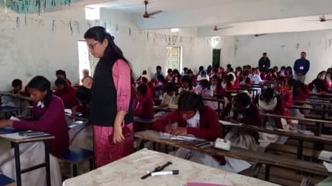 बसिया: बसिया में शुक्रवार को इंटर और मैट्रिक की परीक्षा कदाचार मुक्त संपन्न हुई