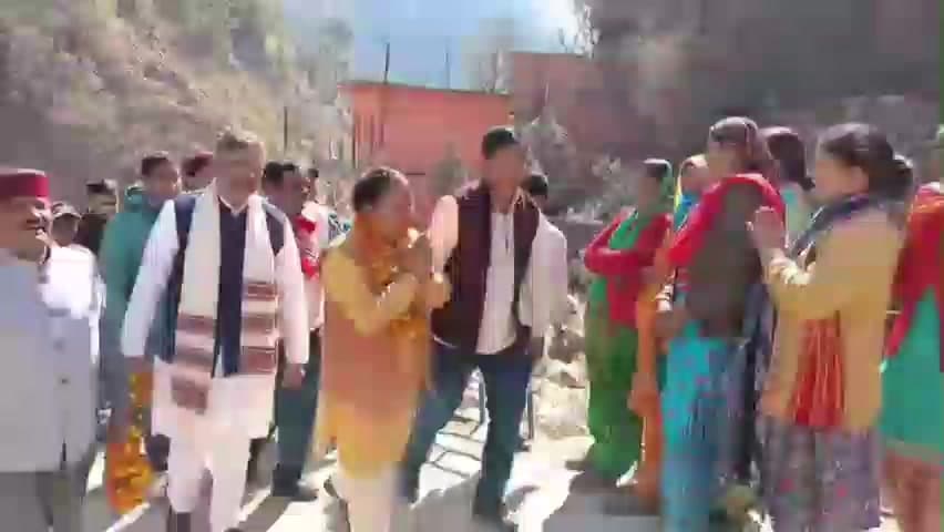 श्रीनगर: मंत्री ने विद्यार्थियों को बांटे गणवेश, चौरीखाल–मरगांव मोटर मार्ग का किया लोकार्पण